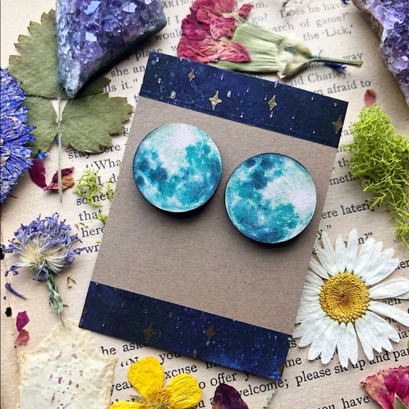 Full moon wooden stud earrings🌙 - Picture 5 of 5